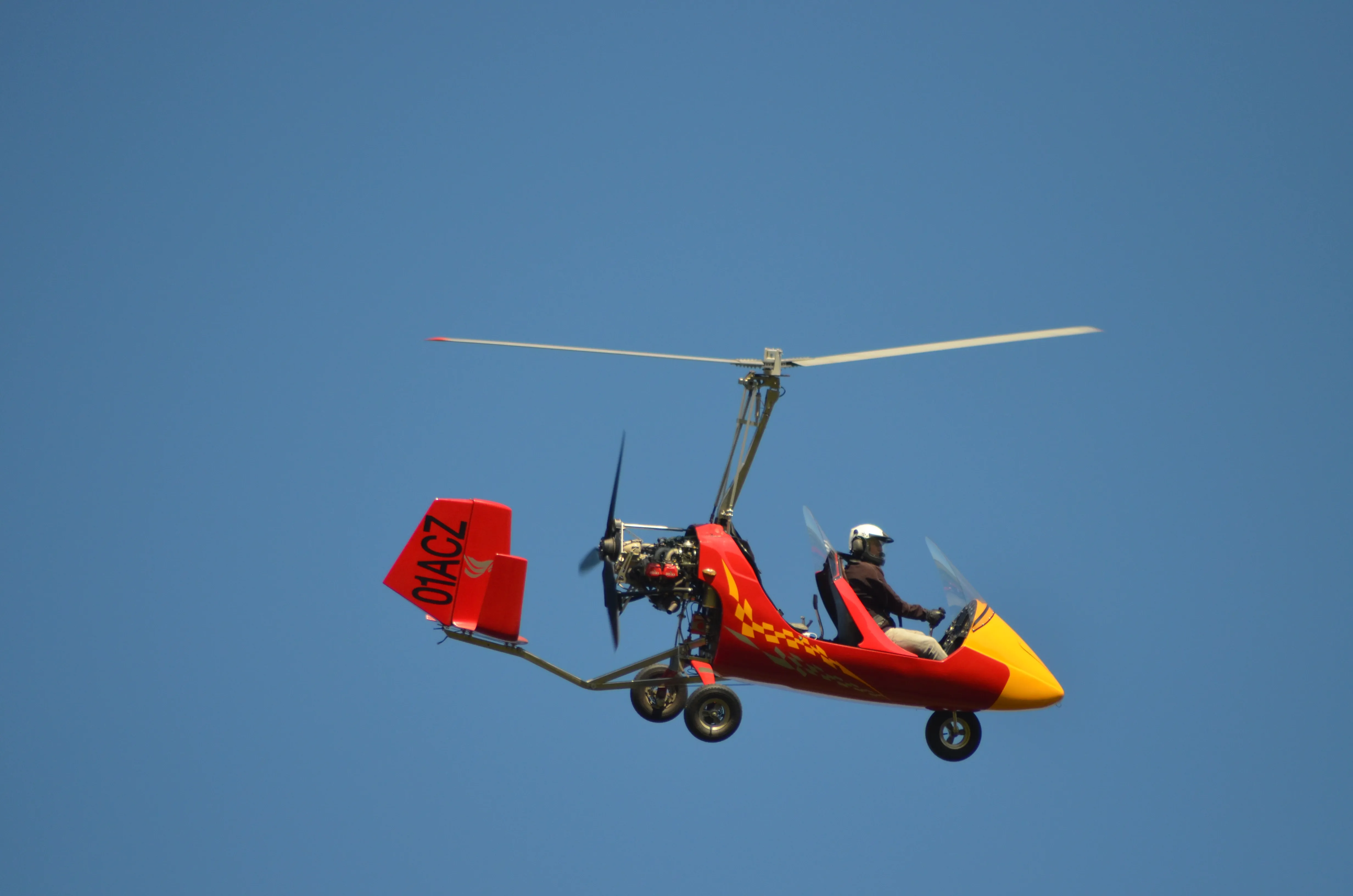 ULM autogire en vol dans le ciel bleu au-dessus de La Gacilly