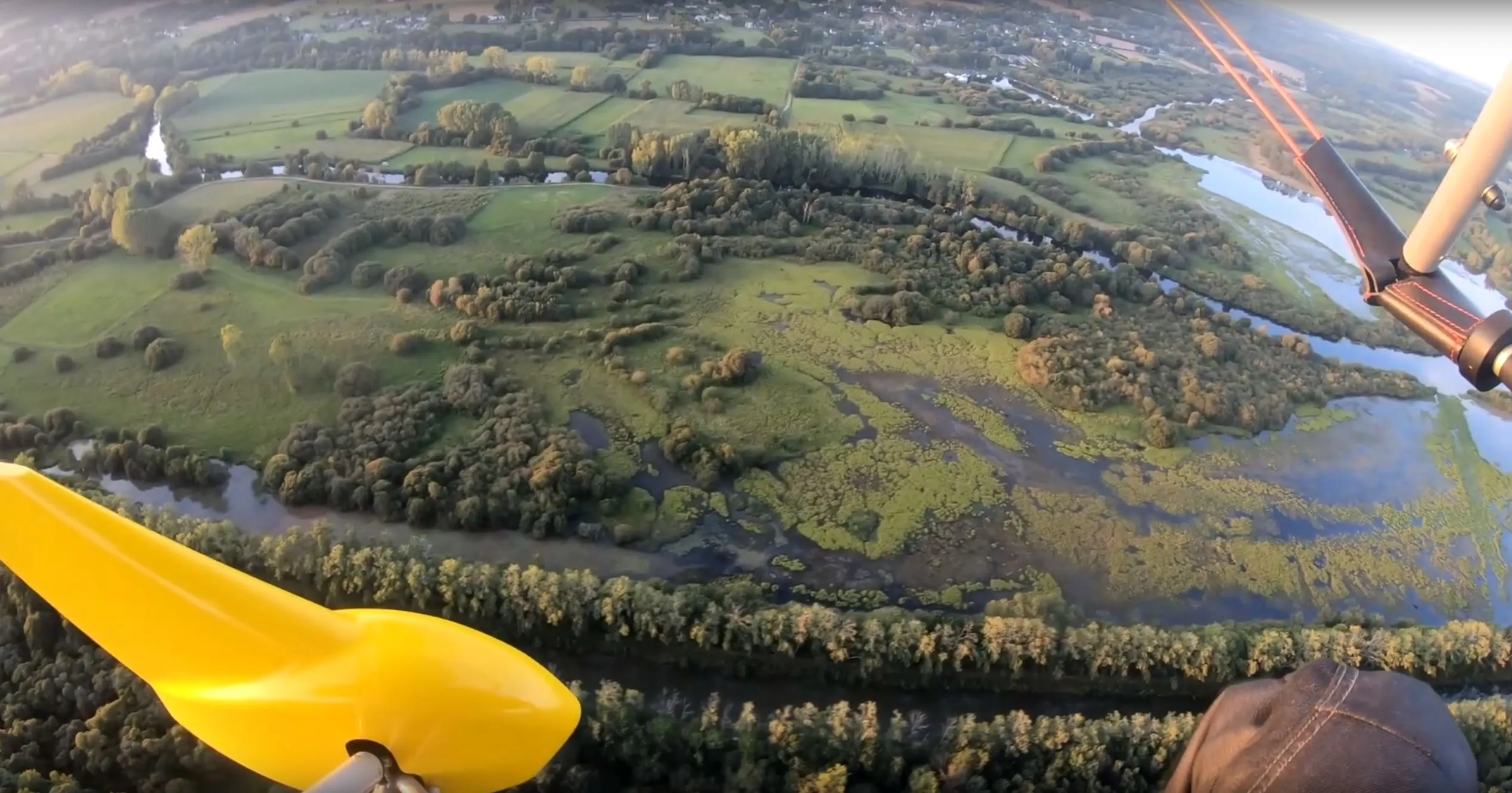 Méandre de rivière et forêt vus du ciel en Bretagne